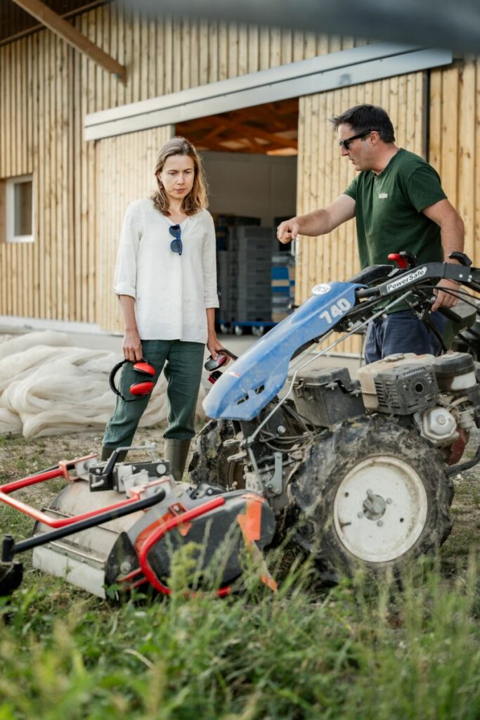 Baptiste Saulnier forme les apprenants de la ferme Campus Cultive à l'utilisation du motoculteur