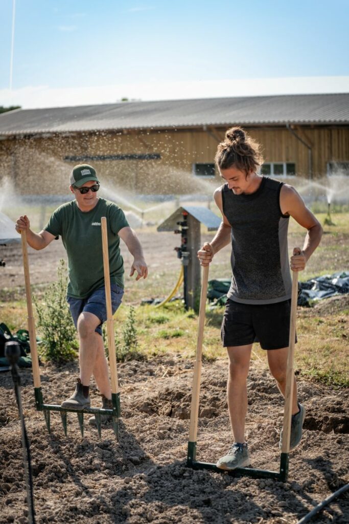 Melvin, maraîcher en formation avec Baptiste Saulnier sur la Ferme Campus Cultive